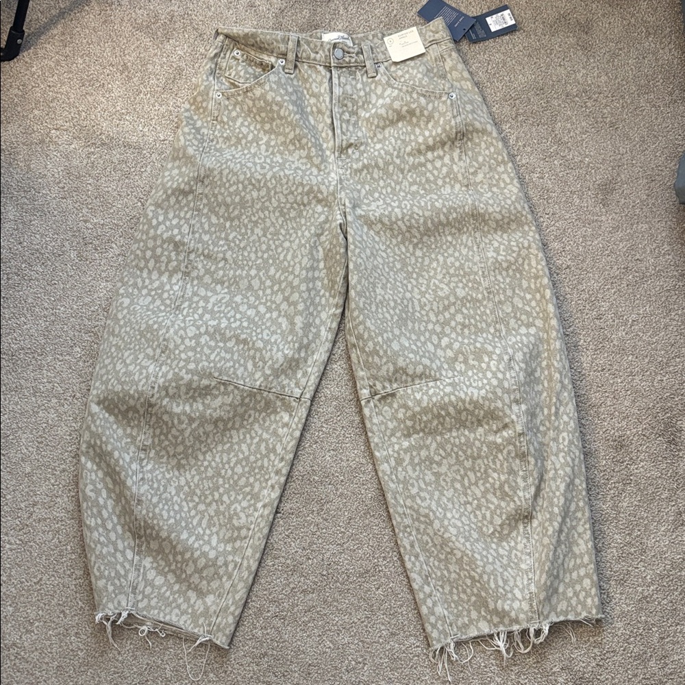 NWT universal thread size 8 high rise jeans